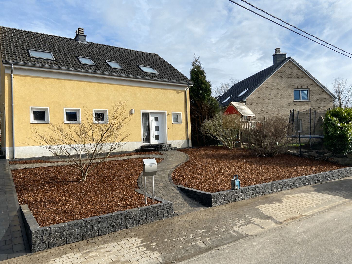 Mulch, Mauer und Gehweg
